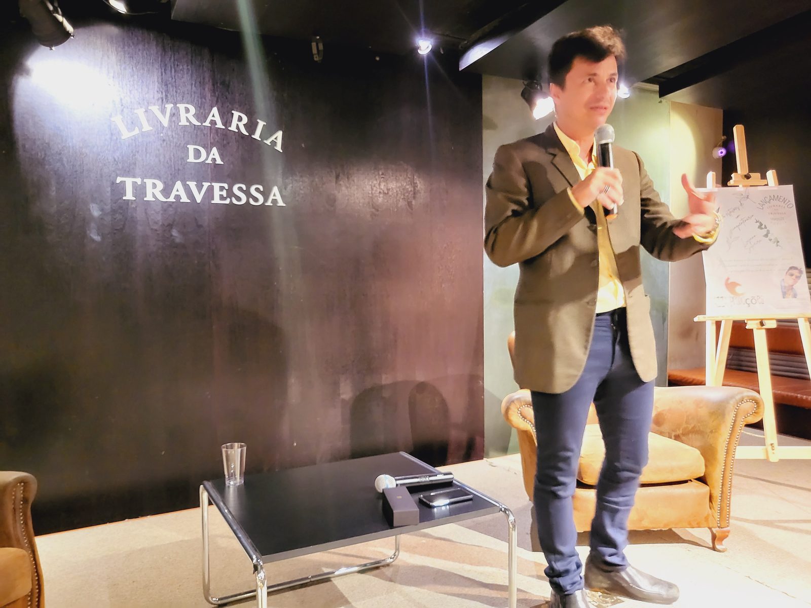 Luciano Silveira na leitura, na Livraria da Travessa
