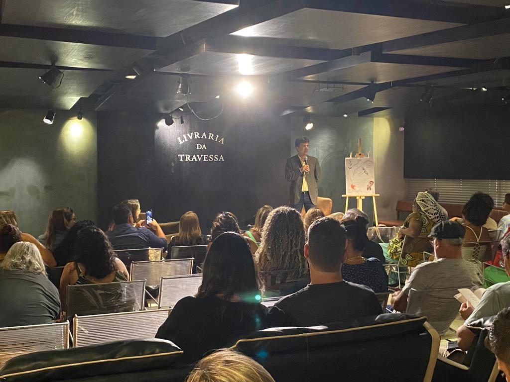 A plateia acompanha a noite de poesia