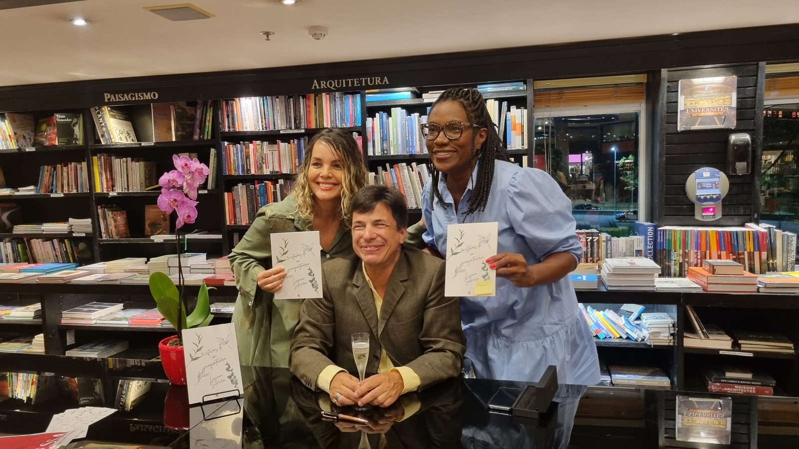 Luciano com leitoras e o livro
