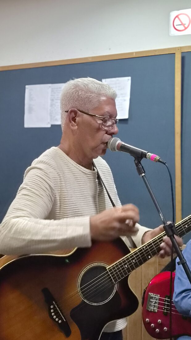 Nelson Alves canta e toca violão