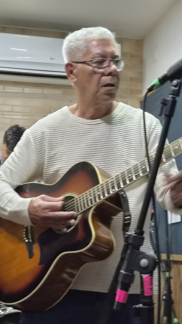 Nelson Alves ao violão na sessão